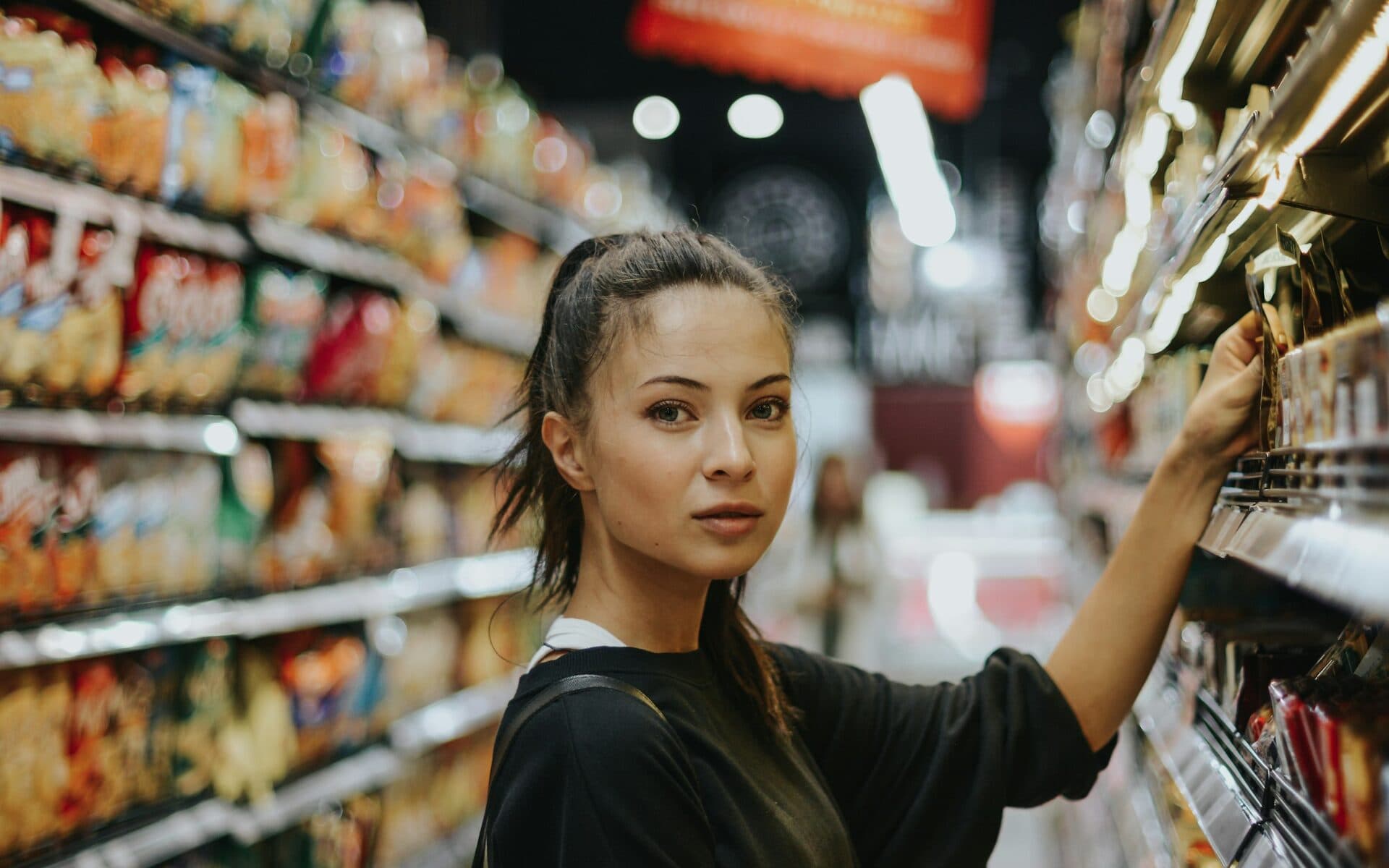 Shop assistant in a supermarket – professionals for retail
